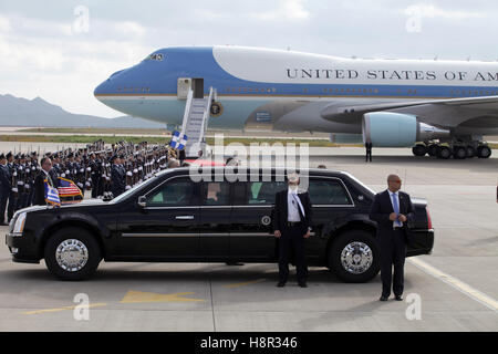 Athen, Griechenland, 15. November 2016. US-Präsidentschaftswahlen State Auto wartet von Air Force One Ländereien an der Athens International Airport Eleftherios Venizelos. Präsident Barack Obama kam in Griechenland Kredit: VASILIS VERVERIDIS/Alamy Live News Stockfoto