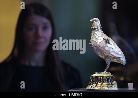 Victoria and Albert Museum, London, UK. 15. November 2016. Rebhuhn-Cup. Der Rosalinde &amp; Arthur Gilbert Galerien präsentiert 500 Meisterwerke aus einer der bedeutendsten Sammlungen der dekorativen Kunst. Die Farbe der vier Galerien eröffnet am 16. November.  Bildnachweis: Dinendra Haria/Alamy Live-Nachrichten Stockfoto