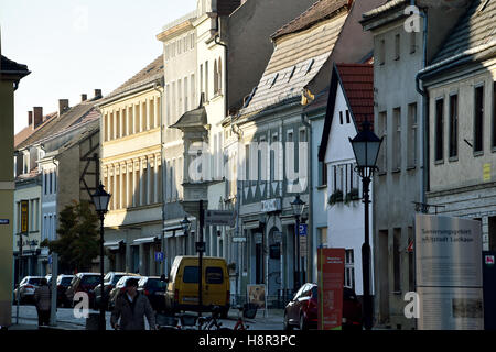 Luckau, Deutschland. 14. November 2016. Renovierte Häuser können in der alten Stadt Luckau in Deutschland, 14. November 2016 gesehen werden. Arbeitenden Gruppe "Städte mit einer Historicak Innenstadt" des Landes Brandenburg hat das Gebäude der ehemaligen Schreinerei und Möbel Firma Wilhelm Paternoster Denkmal des Monats ernannt. Foto: Bernd Settnik/Dpa/Alamy Live News Stockfoto