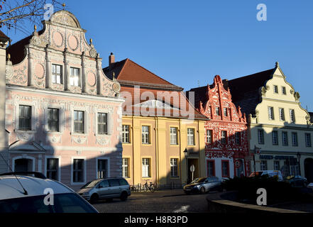 Luckau, Deutschland. 14. November 2016. Renovierte Gabel Dach Häuser können in Luckau, Deutschland, 14. November 2016 zu sehen. Arbeitenden Gruppe "Städte mit einer Historicak Innenstadt" des Landes Brandenburg hat das Gebäude der ehemaligen Schreinerei und Möbel Firma Wilhelm Paternoster Denkmal des Monats ernannt. Foto: Bernd Settnik/Dpa/Alamy Live News Stockfoto