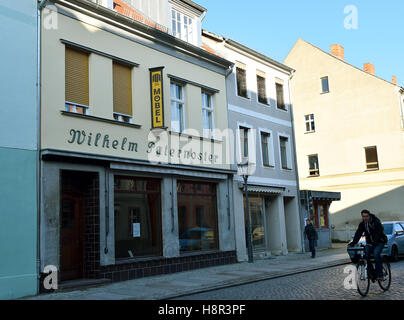 Luckau, Deutschland. 14. November 2016. Das Gebäude der ehemaligen Schreinerei und Möbel Firma Wilhelm Paternoster, fotografiert in Luckau, Deutschland, 14. November 2016. Das Gebäude aus der zweiten Hälfte des 19. Jahrhunderts wurde sorgfältig renoviert und wurde zum Denkmal des Monats von den arbeitenden Gruppe "Städten mit einem Historicak Stadtzentrum" des Landes Brandenburg. Foto: Bernd Settnik/Dpa/Alamy Live News Stockfoto