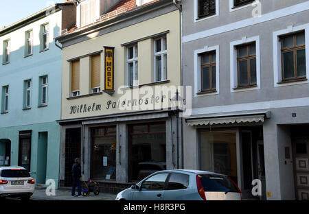 Luckau, Deutschland. 14. November 2016. Das Gebäude der ehemaligen Schreinerei und Möbel Firma Wilhelm Paternoster, fotografiert in Luckau, Deutschland, 14. November 2016. Das Gebäude aus der zweiten Hälfte des 19. Jahrhunderts wurde sorgfältig renoviert und wurde zum Denkmal des Monats von den arbeitenden Gruppe "Städten mit einem Historicak Stadtzentrum" des Landes Brandenburg. Foto: Bernd Settnik/Dpa/Alamy Live News Stockfoto