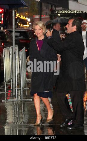 New York, NY, USA. 15. November 2016. Megyn Kelly, Journalist und FOX News Persönlichkeit, gesichtet am 15. November 2016 verlassen "Good Morning America' in the Rain in New York City. Bildnachweis: Rainmaker Fotomedien/Punch/Alamy Live-Nachrichten Stockfoto