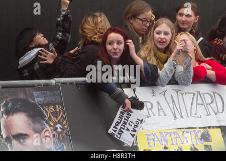 London, UK. 15. November 2016. Harry-Potter-Fans versammeln sich in Leicester Square für den europäischen Filmpremiere von "Phantastische Tierwesen und wo Sie sie finden können" Prequel von Autorin j.k. Rowling Credit: Amer Ghazzal/Alamy Live-Nachrichten Stockfoto