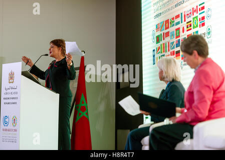 Marrakesch, Marokko. 15. November 2016. Der marokkanische Minister für Umwelt Hakima El Haite spricht auf der UN-Klima-Konferenz COP22 in Marrakesch, Marokko, 15. November 2016. Deutschland und der Gastgeber Marokko haben ein Klimaschutzprogramm Beratung für weniger erfahrene Nationen eingeführt. Foto: Abdellah Azizi/Dpa/Alamy Live News Stockfoto