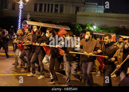 Athen, Griechenland. 15. November 2016. Demonstranten verlangen als eine Menschenkette gegen die Polizeiabsperrung. Tausende von Demonstranten folgten dem Aufruf aus dem kommunistischen Union PAME und anarchistischen Gruppen auf den Straßen von Athen und Protest gegen den Besuch von uns Präsident Barack Obama zu kommen. Der Protest endete mit Auseinandersetzungen zwischen Demonstranten und Polizei. Demonstranten werfen Molotowcocktails auf die Polizei mit Tränengas rächte. Bildnachweis: Michael Debets/Alamy Live-Nachrichten Stockfoto