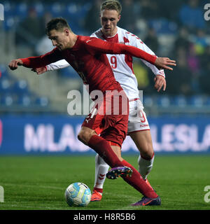 Mlada Boleslav, Tschechien. 15. November 2016. Tschechien Vs Dänemark in Mlada Boleslav, Tschechien, 15. November 2016 passen Mailand Skoda (CZE), links, und Nicolai Jorgensen (DNK) in Aktion während der Fußball-freundlich. © Radek Petrasek/CTK Foto/Alamy Live-Nachrichten Stockfoto