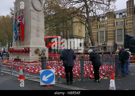 London, UK. 15. November 2016. Personen suchen in Erinnerung-Tag Mohn Kränze in The Cenotaph, Whitehall, London, UK am 15. November 2016. Bildnachweis: Siehe Li/Alamy Live News Stockfoto