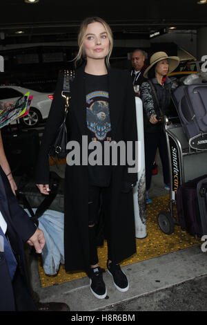 Los Angeles, Ca, USA. 15. November 2016. Margot Robbie am LAX Flughafen in Los Angeles, Kalifornien am 15. November 2016 gesehen. Bildnachweis: John Misa/Media Punch/Alamy Live-Nachrichten Stockfoto