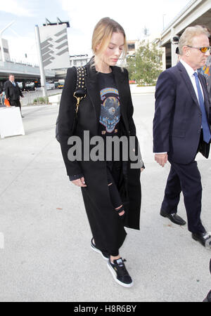 Los Angeles, Ca, USA. 15. November 2016. Margot Robbie am LAX Flughafen in Los Angeles, Kalifornien am 15. November 2016 gesehen. Bildnachweis: John Misa/Media Punch/Alamy Live-Nachrichten Stockfoto