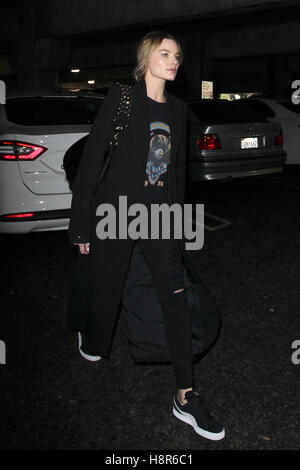 Los Angeles, Ca, USA. 15. November 2016. Margot Robbie am LAX Flughafen in Los Angeles, Kalifornien am 15. November 2016 gesehen. Bildnachweis: John Misa/Media Punch/Alamy Live-Nachrichten Stockfoto