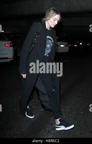 Los Angeles, Ca, USA. 15. November 2016. Margot Robbie am LAX Flughafen in Los Angeles, Kalifornien am 15. November 2016 gesehen. Bildnachweis: John Misa/Media Punch/Alamy Live-Nachrichten Stockfoto