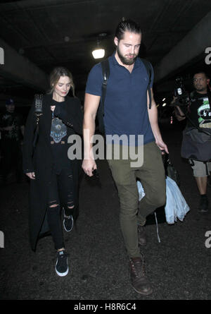 Los Angeles, Ca, USA. 15. November 2016. Margot Robbie und Tom Ackerley am LAX Flughafen in Los Angeles, Kalifornien am 15. November 2016 gesehen. Bildnachweis: John Misa/Media Punch/Alamy Live-Nachrichten Stockfoto