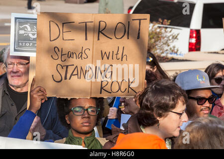 Detroit, Vereinigte Staaten von Amerika. 15. November 2016. Detroit, Michigan/USA - 15. November 2016 - Demonstranten Streikposten das Federal Building, fordert das Army Corps of Engineers, Genehmigungen für die Dakota-Zugang-Pipeline zu widerrufen. Dies war einer der eine Reihe von Aktionen in den USA zur Unterstützung der Indianer versucht, der Bau der Pipeline in North Dakota zu stoppen. Bildnachweis: Jim West/Alamy Live-Nachrichten Stockfoto