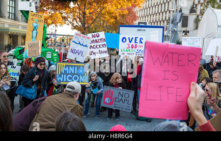 Detroit, Vereinigte Staaten von Amerika. 15. November 2016. Detroit, Michigan/USA - 15. November 2016 - Demonstranten Streikposten das Federal Building, fordert das Army Corps of Engineers, Genehmigungen für die Dakota-Zugang-Pipeline zu widerrufen. Dies war einer der eine Reihe von Aktionen in den USA zur Unterstützung der Indianer versucht, der Bau der Pipeline in North Dakota zu stoppen. Bildnachweis: Jim West/Alamy Live-Nachrichten Stockfoto