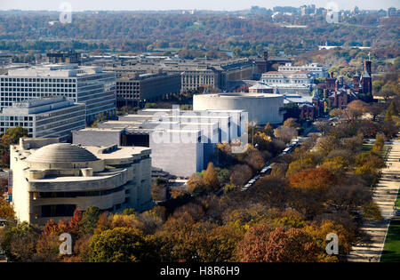 Washington, DC, USA.15th November 2016. Smithsonian Institution Museen, darunter das National Museum of the American Indian, der Air and Space Museum, Hirshhorn Museum und Skulpturengarten und das Smithsonian "Castle" können man von der vor kurzem Resto Stockfoto