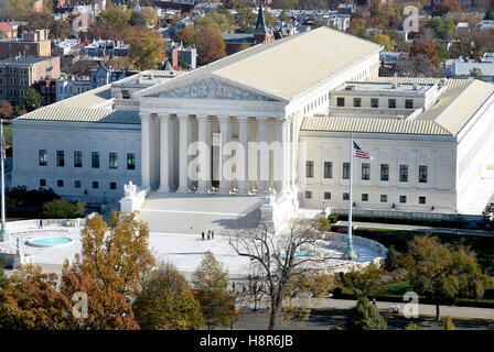 Washington, DC, USA.15th November 2016. Die United States Supreme Court Building kann gesehen werden, von der Spitze des kürzlich restaurierten US Capitol Dome, 15. November 2016 in Washington, DC Credit: MediaPunch Inc/Alamy Live News Stockfoto