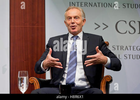 Washington, DC, USA. , . Der ehemalige britische Premierminister Tony Blair spricht vor dem Center for Strategic & International Studies über den Start des Programms „Wendepunkt – Eine neue umfassende Strategie zur Bekämpfung des gewalttätigen Extremismus“. Kredit: B Christopher/Alamy Live Nachrichten Stockfoto