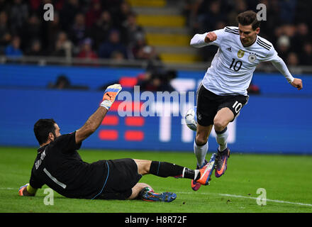 Mailand, Italien. 15. November 2016. Gianluigi Buffon (L) von Italien konkurriert mit Leon Goretzka Deutschlands während der internationalen Freundschaftsspiel in Mailand am 15. November 2016. Das Spiel endete 0: 0 Unentschieden. Bildnachweis: Alberto Lingria/Xinhua/Alamy Live-Nachrichten Stockfoto