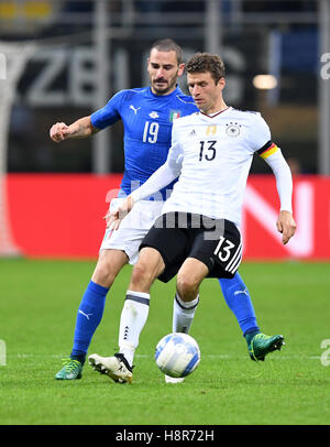 Mailand, Italien. 15. November 2016. Leonardo Bonucci (L) von Italien konkurriert mit Thomas Müller Deutschlands während der internationalen Freundschaftsspiel in Mailand am 15. November 2016. Das Spiel endete 0: 0 Unentschieden. Bildnachweis: Alberto Lingria/Xinhua/Alamy Live-Nachrichten Stockfoto