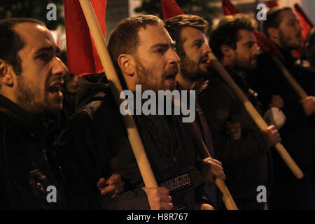 Athen, Griechenland. 15. November 2016. Demonstranten rufen Parolen während einer Protestaktion gegen den Besuch des US-Präsidenten Barack Obama in Zentral-Athen, Griechenland, am 15. November 2016. US-Präsident Barack Obama kam in Athen Dienstag für einen zweitägigen Besuch inmitten drakonischen Sicherheitsmaßnahmen, wie seiner Reise die erste, der das Land von einem US-Marktführer seit 1999 markiert. Bildnachweis: Marios Lolos/Xinhua/Alamy Live-Nachrichten Stockfoto