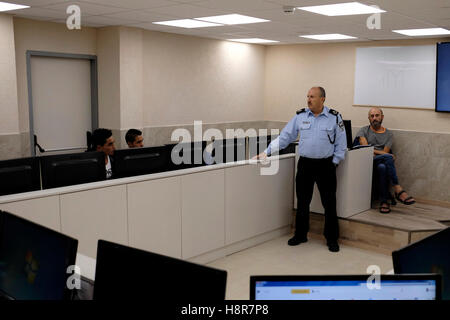 Kiryat Ata, Israel 15. November 2016. Jamal Hakroush der ersten muslimischen arabischen Deputy Commissioner in der israelischen Polizei besucht eine Klasse Vorbereitung arabischen Muslimen für Tests der israelischen Polizei-Akademie im Trainingszentrum Polizei in Kiryat Ata eingeben. Nordisrael am 15. November 2016. Bildnachweis: Eddie Gerald/Alamy Live-Nachrichten Stockfoto