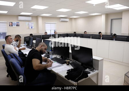 Kiryat Ata, Israel 15. November 2016. Arabische Israelis während einer Klasse Vorbereitung arabischen Muslimen für Tests der israelischen Polizei-Akademie im Trainingszentrum Polizei in Kiryat Ata eingeben. Nordisrael am 15. November 2016. Die israelische Polizei besteht seit langem ein schlechtes Verhältnis zu den arabischen Bürgern, die auf die Kraft, sondern über in der Kriminalstatistik vertreten unterrepräsentiert sind. Bildnachweis: Eddie Gerald/Alamy Live-Nachrichten Stockfoto