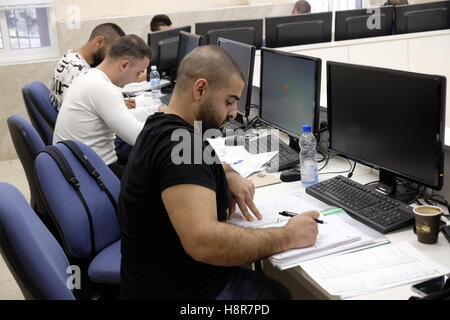 Kiryat Ata, Israel 15. November 2016. Arabische Israelis während einer Klasse Vorbereitung arabischen Muslimen für Tests der israelischen Polizei-Akademie im Trainingszentrum Polizei in Kiryat Ata eingeben. Nordisrael am 15. November 2016. Die israelische Polizei besteht seit langem ein schlechtes Verhältnis zu den arabischen Bürgern, die auf die Kraft, sondern über in der Kriminalstatistik vertreten unterrepräsentiert sind. Bildnachweis: Eddie Gerald/Alamy Live-Nachrichten Stockfoto