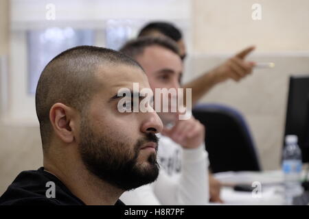 Kiryat Ata, Israel 15. November 2016. Arabische Israelis während einer Klasse Vorbereitung arabischen Muslimen für Tests der israelischen Polizei-Akademie im Trainingszentrum Polizei in Kiryat Ata eingeben. Nordisrael am 15. November 2016. Die israelische Polizei besteht seit langem ein schlechtes Verhältnis zu den arabischen Bürgern, die auf die Kraft, sondern über in der Kriminalstatistik vertreten unterrepräsentiert sind. Bildnachweis: Eddie Gerald/Alamy Live-Nachrichten Stockfoto