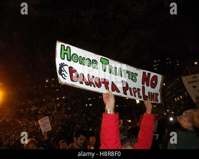 New York, USA. 15. November 2016. Stehende Rock-Unterstützung-Demo in New York.  NYC-Aufruf zum Handeln: Wir stehen mit Standing Rock Credit: Mark Apollo/Alamy Live-Nachrichten Stockfoto