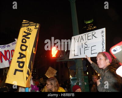 New York, USA. 15. November 2016. Stehende Rock-Unterstützung-Demo in New York.  NYC-Aufruf zum Handeln: Wir stehen mit Standing Rock Credit: Mark Apollo/Alamy Live-Nachrichten Stockfoto