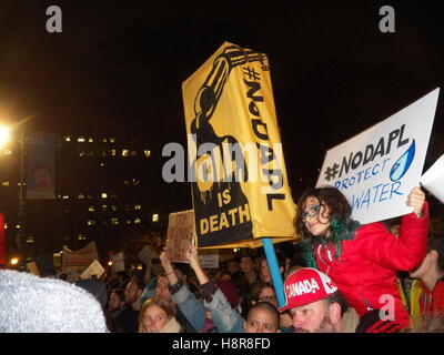 New York, USA. 15. November 2016. Stehende Rock-Unterstützung-Demo in New York.  NYC-Aufruf zum Handeln: Wir stehen mit Standing Rock Credit: Mark Apollo/Alamy Live-Nachrichten Stockfoto