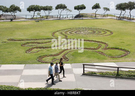 (161116)--LIMA, 16. November 2016 (Xinhua)--Menschen gehen in einem Park in Lima, Hauptstadt von Peru, 12. November 2016. Lima wurde gegründet, wie Peru politische, Wirtschaft und Kultur Zentrum im Jahre 1535, die ist in zwei Teile, die Platz für ein Viertel der Gesamtbevölkerung unterteilt worden. Viele Architekturen in kolonialer Zeit im alten Teil der Stadt gebaut im Weltkulturerbe gelistet. (Xinhua/Luis Camacho) (Yy) Stockfoto