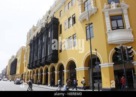 (161116)--LIMA, 16. November 2016 (Xinhua)--Bild aufgenommen am 12. November 2016 zeigt die Armas Square in Lima, Hauptstadt von Peru. Lima wurde gegründet, wie Peru politische, Wirtschaft und Kultur Zentrum im Jahre 1535, die ist in zwei Teile, die Platz für ein Viertel der Gesamtbevölkerung unterteilt worden. Viele Architekturen in kolonialer Zeit im alten Teil der Stadt gebaut im Weltkulturerbe gelistet. (Xinhua/Luis Camacho) (Yy) Stockfoto