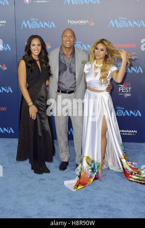 Hollywood, Kalifornien. 14. November 2016. Dwayne Johnson (C) und seine Tochter Simone Alexandra Johnson (L) und Sängerin Dinah Jane Hansen von Fifth Harmony (R) besuchen die Premiere von Disneys "Moana" während der AFI FEST 2016 von Audi im El Capitan Theatre am 14. November 2016 in Hollywood, Kalifornien vorgestellt. | Verwendung Weltweit © Dpa/Alamy Live-Nachrichten Stockfoto