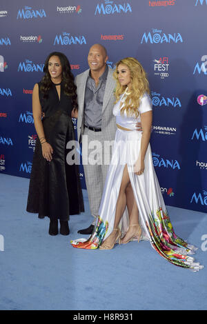 Dwayne Johnson (C) und seine Tochter Simone Alexandra Johnson (L) und Sängerin Dinah Jane Hansen von Fifth Harmony (R) besuchen die Premiere von Disneys "Moana" während der AFI FEST 2016 von Audi im El Capitan Theatre am 14. November 2016 in Hollywood, Kalifornien vorgestellt. | Verwendung weltweit Stockfoto