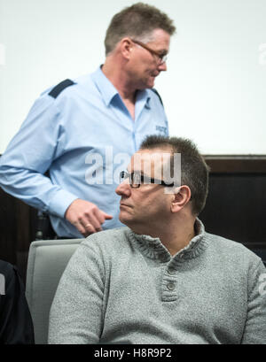 Paderborn, Deutschland. 16. November 2016. Die Beklagte Wilfried W. (vorne) befindet sich in dem District Court in Paderborn. Die Bezirksanwaltschaft beschuldigt 46-Year-Old Wilfried W. und seine ein Jahr ältere Ex-Frau Angelika W. zwei Zählimpulse des Mordes durch Vernachlässigung sowie mehrere Grafen von Körperverletzung. Beide Angeklagten angeblich Kontaktanzeigen verwendet, um Frauen zu ihrem Haus in Höxter-Bosseborn locken und schwer misshandelt, einige von ihnen. Zwei der Frauen starben infolge der Tortur, eine andere Frau entkam. Foto: BERND THISSEN/Dpa/Alamy Live-Nachrichten Stockfoto