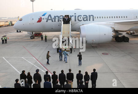 Peking, China. 16. November 2016. Yang Xiuzhu ist am Beijing Capital International Airport in Peking, Hauptstadt von China, 16. November 2016 begleitet. Chinas meistgesuchte Flüchtling Yang Xiuzhu, der auf der Flucht seit 13 Jahren, Mittwoch an China zurückgegeben wurde und drehte sich den Behörden hatte, nach der kommunistischen Partei Chinas disziplinarische Wachhund. Bildnachweis: Yin Gang/Xinhua/Alamy Live-Nachrichten Stockfoto