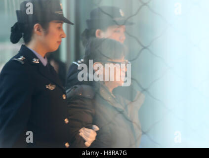 Peking, China. 16. November 2016. Yang Xiuzhu ist am Beijing Capital International Airport in Peking, Hauptstadt von China, 16. November 2016 begleitet. Chinas meistgesuchte Flüchtling Yang Xiuzhu, der auf der Flucht seit 13 Jahren, Mittwoch an China zurückgegeben wurde und drehte sich den Behörden hatte, nach der kommunistischen Partei Chinas disziplinarische Wachhund. Bildnachweis: Yin Gang/Xinhua/Alamy Live-Nachrichten Stockfoto