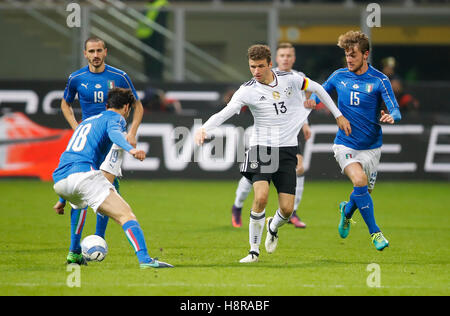 Mailand, Italien. 15. November 2016. Thomas MUELLER, DFB 13 Kämpfe um den Ball gegen Daniele RUGANI, ITA 15 Marco PAROLO, ITA 18 Action mit Ball, ganze Figur, Release, Einzelbild, Porträt, Aktion, Ganzkörper, Einzellader, Action Ball Annahme, ball, Handhabung, Italien - Deutschland 0: 0 Freundschaftsspiel am 15. November 2016 in Mailand, Italien: Peter Schatz / Alamy Live News Stockfoto