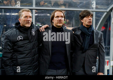 Mailand, Italien. 15. November 2016. DFB National Coach Joachim Jogi LOEW, LÖW, Thomas SCHNEIDER, DFB-Co-Trainer, Assistenztrainer Andreas KÖPKE, Torwarttrainer DFB, Porträt, Single, Halbformat-Italien - Deutschland 0: 0 Freundschaftsspiel am 15. November 2016 in Mailand, Italien: Peter Schatz / Alamy Live News Stockfoto