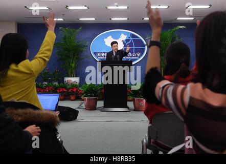 Peking, China. 16. November 2016. MA Xiaoguang, Sprecherin der Taiwan Affairs Office des Staatsrates, Gesten bei einer regulären Pressekonferenz in Peking, Hauptstadt von China, 16. November 2016. © Chen Yehua/Xinhua/Alamy Live-Nachrichten Stockfoto