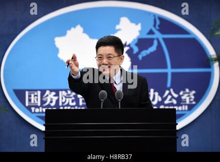 Peking, China. 16. November 2016. MA Xiaoguang, Sprecherin der Taiwan Affairs Office des Staatsrates, Gesten bei einer regulären Pressekonferenz in Peking, Hauptstadt von China, 16. November 2016. © Chen Yehua/Xinhua/Alamy Live-Nachrichten Stockfoto