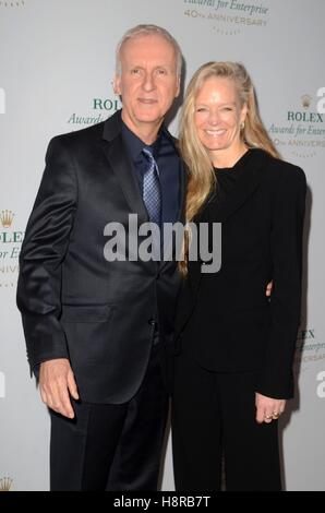 Los Angeles, CA, USA. 15. November 2016. James Cameron, Suzy Amis im Ankunftsbereich zum 40. Jahrestag der Rolex Awards for Enterprise, Dolby Theater, Los Angeles, CA 15. November 2016. Bildnachweis: Priscilla Grant/Everett Collection/Alamy Live-Nachrichten Stockfoto
