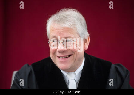 Paderborn, Deutschland. 16. November 2016. Der Vorsitzende Richter Bernd Emminghaus in der District Court in Paderborn, Deutschland, 16. November 2016. Die Bezirksanwaltschaft beschuldigt 46-Year-Old Wilfried W. und seine ein Jahr ältere Ex-Frau Angelika W. zwei Zählimpulse des Mordes durch Vernachlässigung sowie mehrere Grafen von Körperverletzung. Beide Angeklagten angeblich Kontaktanzeigen verwendet, um Frauen zu ihrem Haus in Höxter-Bosseborn locken und schwer misshandelt, einige von ihnen. Zwei der Frauen starben infolge der Tortur, eine andere Frau entkam. Foto: BERND THISSEN/Dpa/Alamy Live-Nachrichten Stockfoto