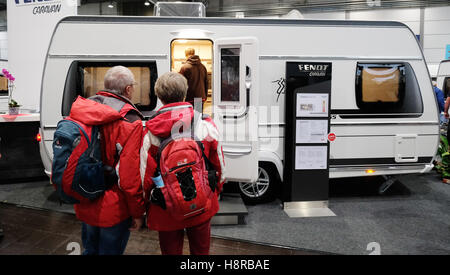 Leipzig, Deutschland. 16. November 2016. Besucher betrachten ein Wohnwagen auf dem Messegelände in der der Tourismus & Caravaning-Messe in Leipzig, Deutschland, 16. November 2016. Rund 600 Aussteller aus 18 Ländern und 60 Marken in der Caravanindustrie präsentieren den Urlaub Handel fair läuft vom 16. bis 20. November 2016. Urlaub in 67 verschiedenen Ländern werden ebenfalls angeboten. Foto: SEBASTIAN WILLNOW/DPA/Alamy Live-Nachrichten Stockfoto