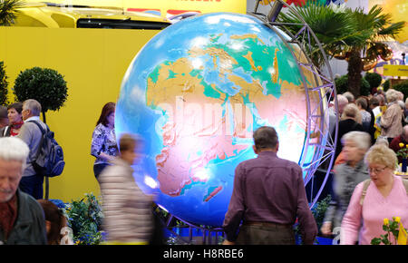 Leipzig, Deutschland. 16. November 2016. Eine überdimensionale Globus kann in einer Halle des Messegeländes auf der Tourismus & Caravan Messe in Leipzig, Deutschland, 16. November 2016 gesehen werden. Rund 600 Aussteller aus 18 Ländern und 60 Marken in der Caravanindustrie präsentieren den Urlaub Handel fair läuft vom 16. bis 20. November 2016. Urlaub in 67 verschiedenen Ländern werden ebenfalls angeboten. Foto: SEBASTIAN WILLNOW/DPA/Alamy Live-Nachrichten Stockfoto