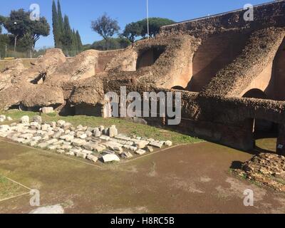 Rom, Italien. 16. November 2016. Blick auf die neu eröffnete archäologische Stätte auf der Circus Maximus in Rom, wo die alten "Brot und Spiele" in Rom, Italien, 16. November 2016 gesehen werden würde. Legte mehr als sechs Jahren, die Archäologen gegraben, Marmorblöcke, kostenlose Korridore und befestigte einen Fußweg von denen die Besucher sehen die 600 Meter lange und 140 Meter breiten Feld zwischen Palatin und Aventin-Hügel im Zentrum Stadt. Foto: Annette Reuther/Dpa/Alamy Live News Stockfoto