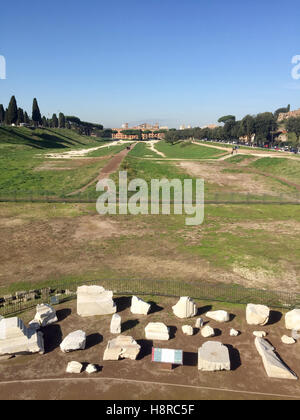 Rom, Italien. 16. November 2016. Einen Blick auf den Circus Maximus und die Überreste der Titusbogen in Rom, Italien, 16 November 2016.For legte mehr als sechs Jahre, die Archäologen gegraben, Marmorblöcke, machte freie Gänge und einen befestigten Fußweg von dem Besucher sehen können 600 Meter langen und 140 Meter breiten Bereich zwischen Palatin und Aventin-Hügel im Zentrum Stadt. Foto: Annette Reuther/Dpa/Alamy Live News Stockfoto