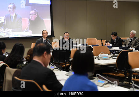 (161116)--NEW YORK, 16. November 2016 (Xinhua)--Direktor des 'Mr. Deng Goes to Washington' Fu Hongxing (C, zurück) befasst sich mit die Filmvorführung am Sitz Vereinten Nationen in New York, am 15. November 2016. "Herr Deng Goes to Washington," wurde auf der UN-zentrale Dienstagabend Ortszeit gezeigt zeichnet Deng-neun-Tage-Reise vom 28. Januar bis 5. Februar 1979, zeigt Chinas Entschlossenheit, offen für die Welt und lernen aus entwickelten Ländern in Wissenschaft und Technologie, Bildung und Kultur.  (Xinhua/Li Rui) Stockfoto